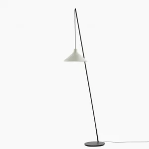 Les lampes Seam du designer néerlandais Seppe Van Heusden présentent un contraste intéressant entre un bras et une base en acier noir et un abat-jour poétique en porcelaine.