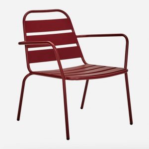 Créez une ambiance de retraite relaxante dans le confort de votre maison avec cette chaise lounge rouge. Un design classique et intemporel adapté à tous les styles