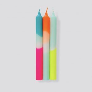 Ensemble de trois bougies au look néon colorées à la main avec amour. Les couleurs restent les mêmes, les motifs varient avec chaque bougie et les rendent spéciales et uniques.