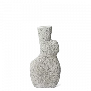 Les vases Yara combinent des tons terreux et des textures brutes pour former une expression organique.