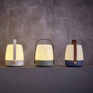 Cette lampe lite-up est une lampe portable avec une lumière blanche chaude, une poignée en bois et des accents en laiton au design danois qui illumine et améliore n’importe quel espace - à l’intérieur ou à l'extérieur.