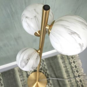 Le lampadaire Carrara se distingue par ses trois globes à l’effet marbre très réaliste. Les globes sont réalises en verre opalin blanc imitant parfaitement le marbre avec ses veinures grises