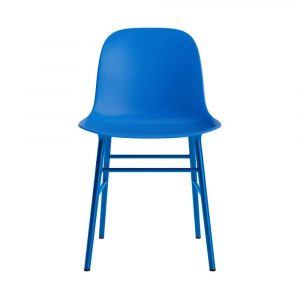 Les chaises Form ont un excellent soutien du dos et offrent une liberté de mouvement. Les matériaux solides et la forme profilée assurent une expérience d’assise confortable.