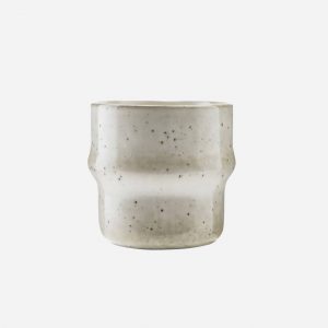 Savourez votre tasse de café dans cette magnifique tasse en grès. Le mug lake ajoute une touche rustique et personnelle à la maison et est également idéal pour les boissons chaudes.