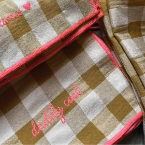 Apportez la touche d’originalité avec les serviettes de table vichy. Leur coton Seersucker très doux leur donne un aspect gauffré très naturel.