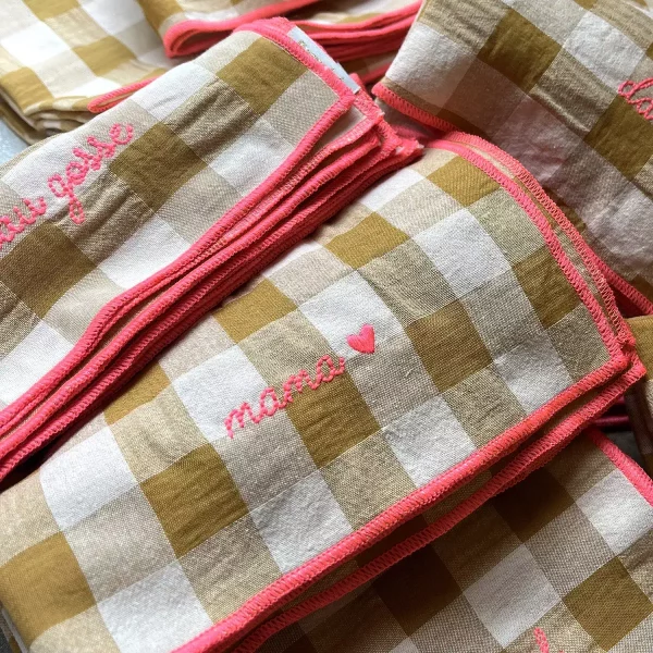 Apportez la touche d’originalité avec les serviettes de table vichy. Leur coton Seersucker très doux leur donne un aspect gauffré très naturel.
